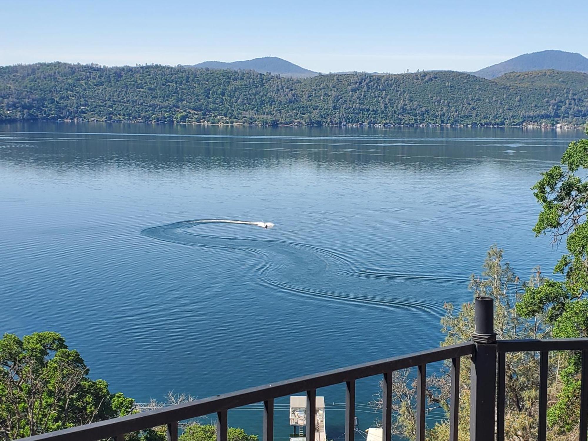 A Lake, A Mountain And The House With The Red Door เคลียร์เลค ภายนอก รูปภาพ